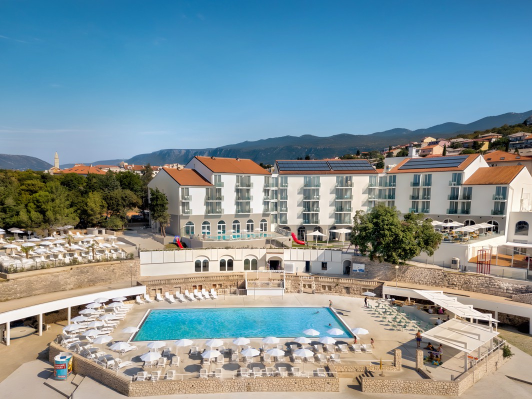 Eksterijer Aminess Vival Lišanj Family Hotela s vanjskim bazenom u Novom Vinodolskom, Hrvatska.