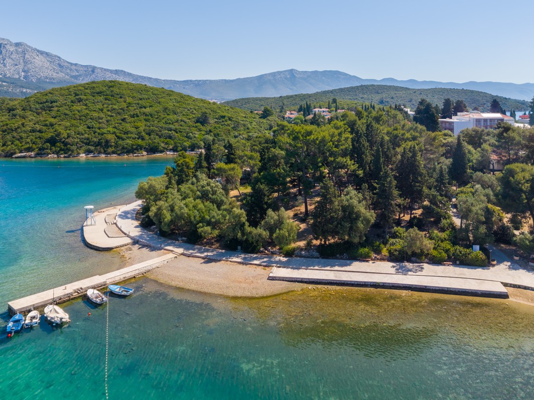 Widok z lotu ptaka na Aminess Planet Camping Port9 Resort z morzem, lasem i górami.