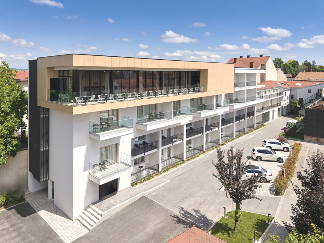 Aussenansicht des Aminess Hotels mit moderner Fassade und grossen Terrassen