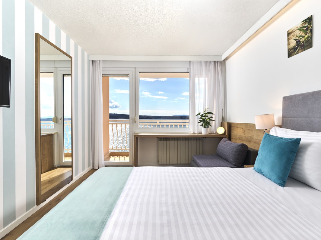 Schlafzimmerblick des Mediteran Maradiso Hotels von Aminess mit modernem Design.