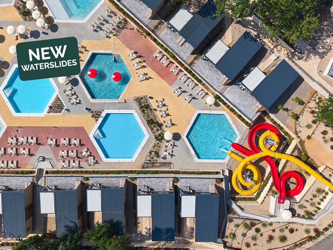 Luftaufnahme von Pools und neuen Wasserrutschen im Aminess Atea Camping Resort für Familienurlaub.