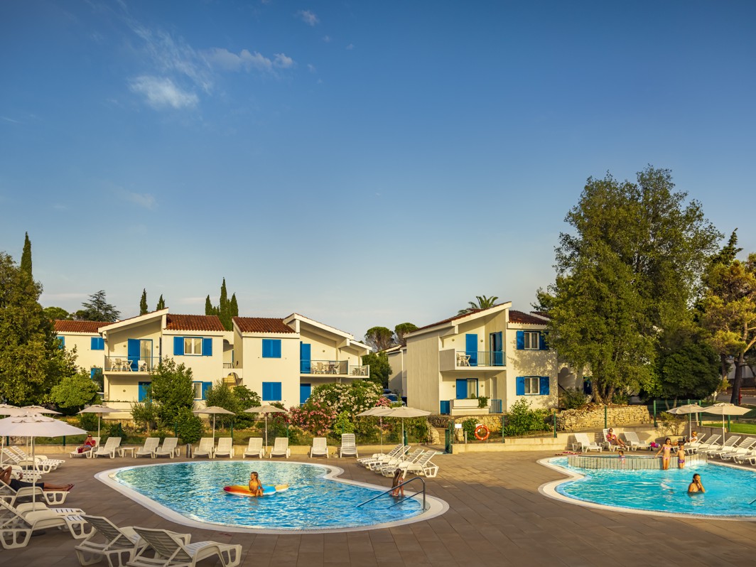 Residenza Aminess Vival Port9 in stile mediterraneo con due piscine d'acqua di mare a Korcula, Croazia.