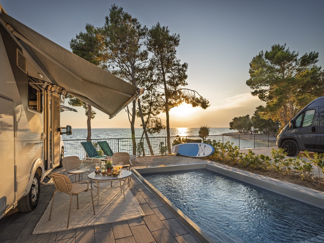 Kampersko vozilo parkirano poleg bazena na mega luksuznem mare pitchu v Aminess Style Camping Avalona resortu.