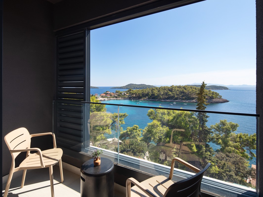 Terasa sobe v Aminess Alfir Resortu z zunanjim sedenjem in odprtim pogledom na morje v mirnem mediteranskem ambientu