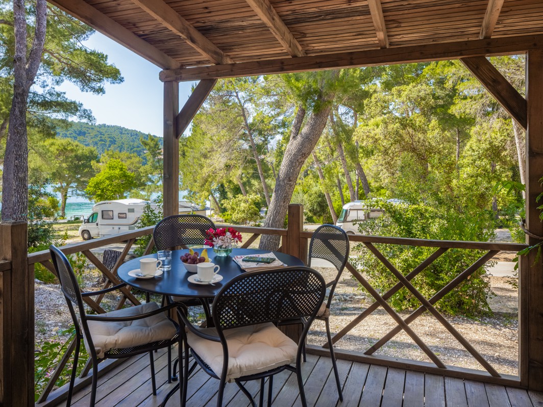 Terasa ispred mobilne kućice u Port9 Planet Camping by Aminess, Korčula.