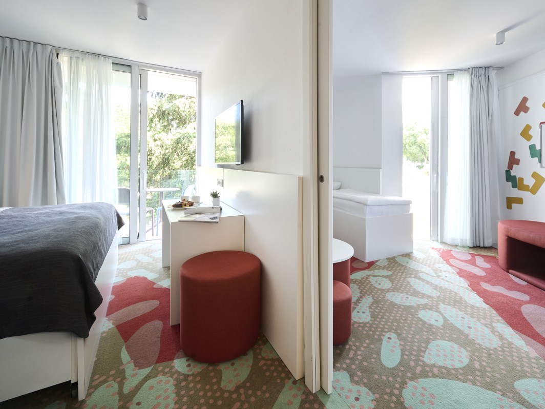 Klasična obiteljska soba s balkonom u obiteljskom hotelu Aminess Lišanj u Novom Vinodolskom.