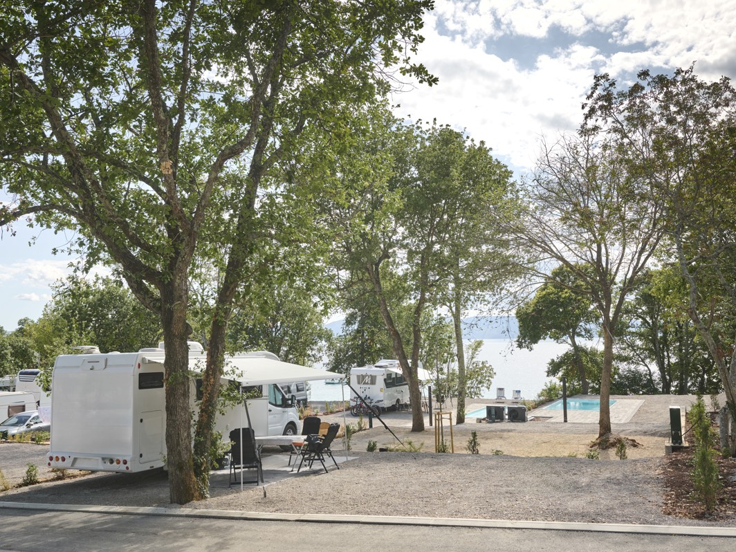 Premium območje bazena v Aminess Style Camping Atea Resort z območji za sprostitev in sodobnimi objekti.