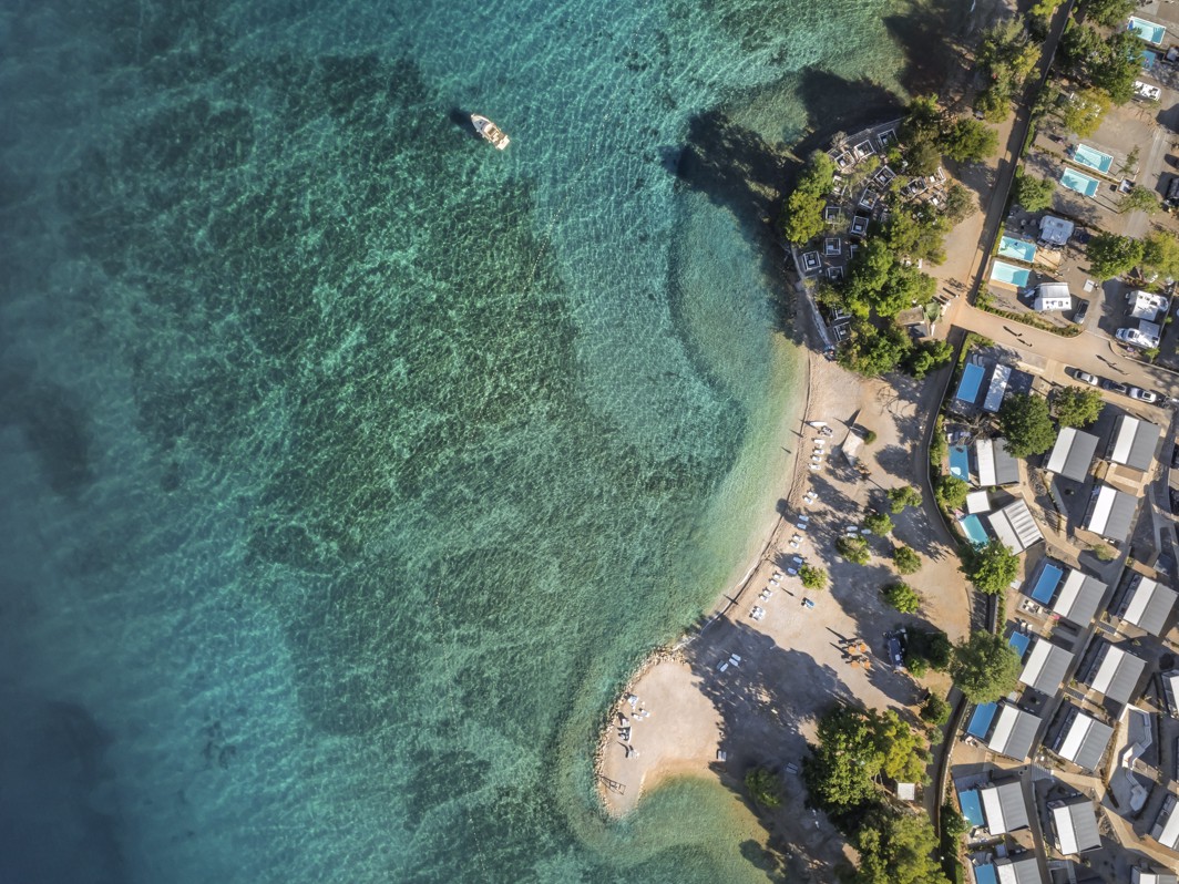 Plaža in kristalno čisto morje iz ptičje perspektive, Aminess Style Camping Atea Resort