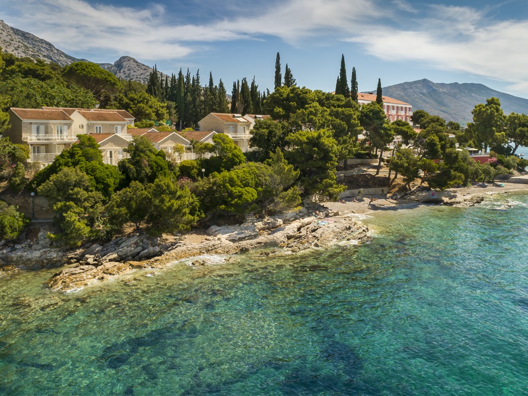 Ein Luftbild des Aminess Maradiso Bellevue Village, eingebettet entlang der malerischen Küste von Orebic, Peljesac.