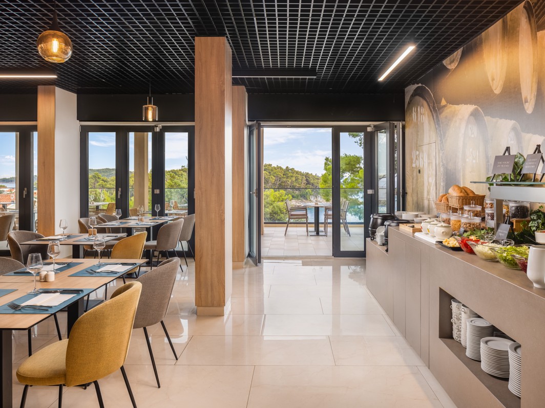 Restaurant van Aminess Alfir Hotel met ontbijtbuffet en uitzicht op het groen.