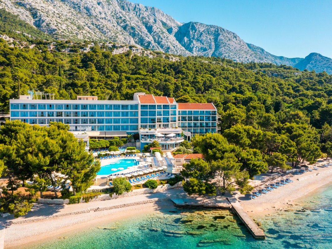 Aminess Vival Grand Azur Hotel seafront location surrounded by lush pine tree vegatition on Peljesac peninsula.
