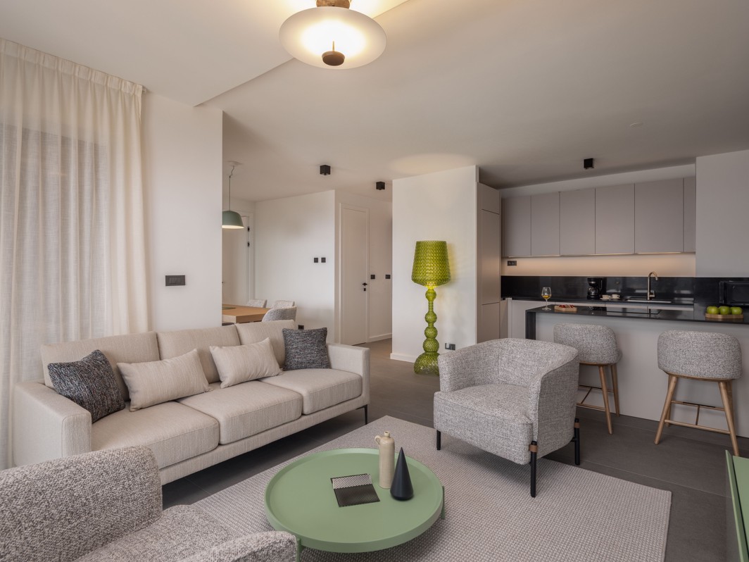 Dnevni boravak Aminess Vollo Residences s kuhinjom i prostorom za sjedenje.