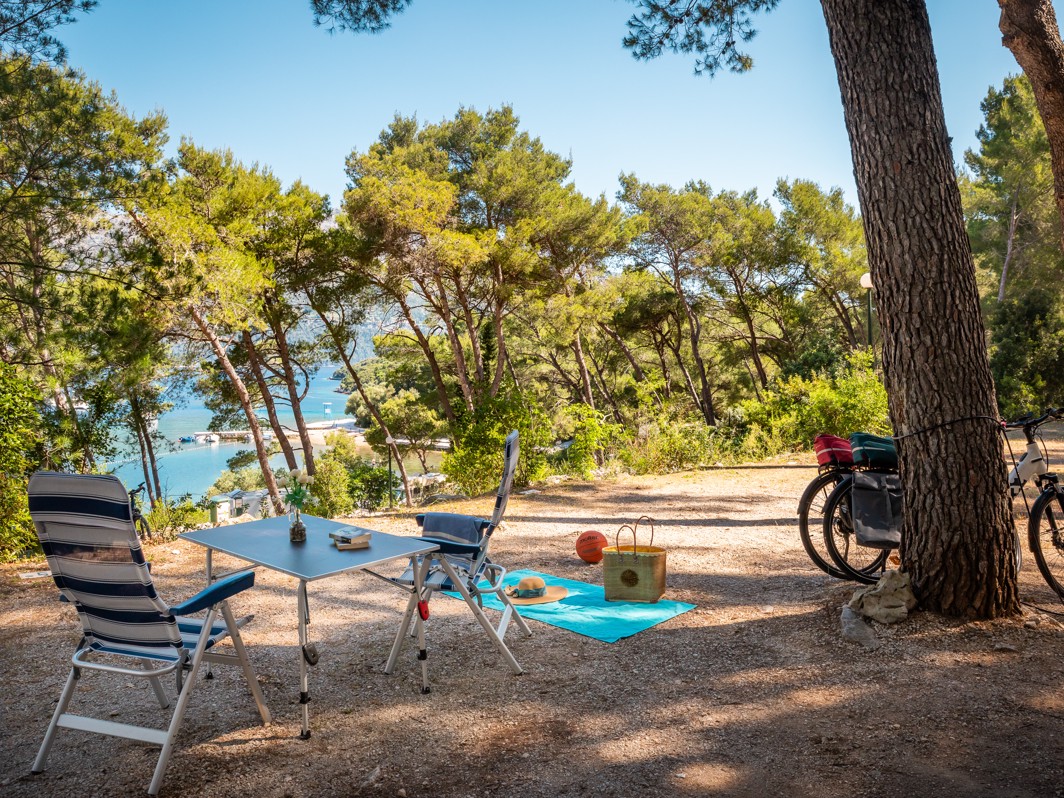 Parcela Superior w Aminess Planet Camping Port9 Resort z miejscem do siedzenia i widokiem na morze.