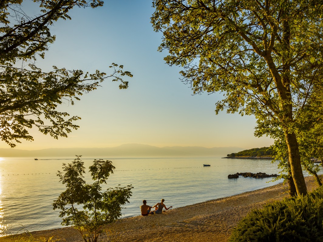 Schilderachtig uitzicht op het strand bij Magal Maradiso Hotel by Aminess bij zonsondergang.