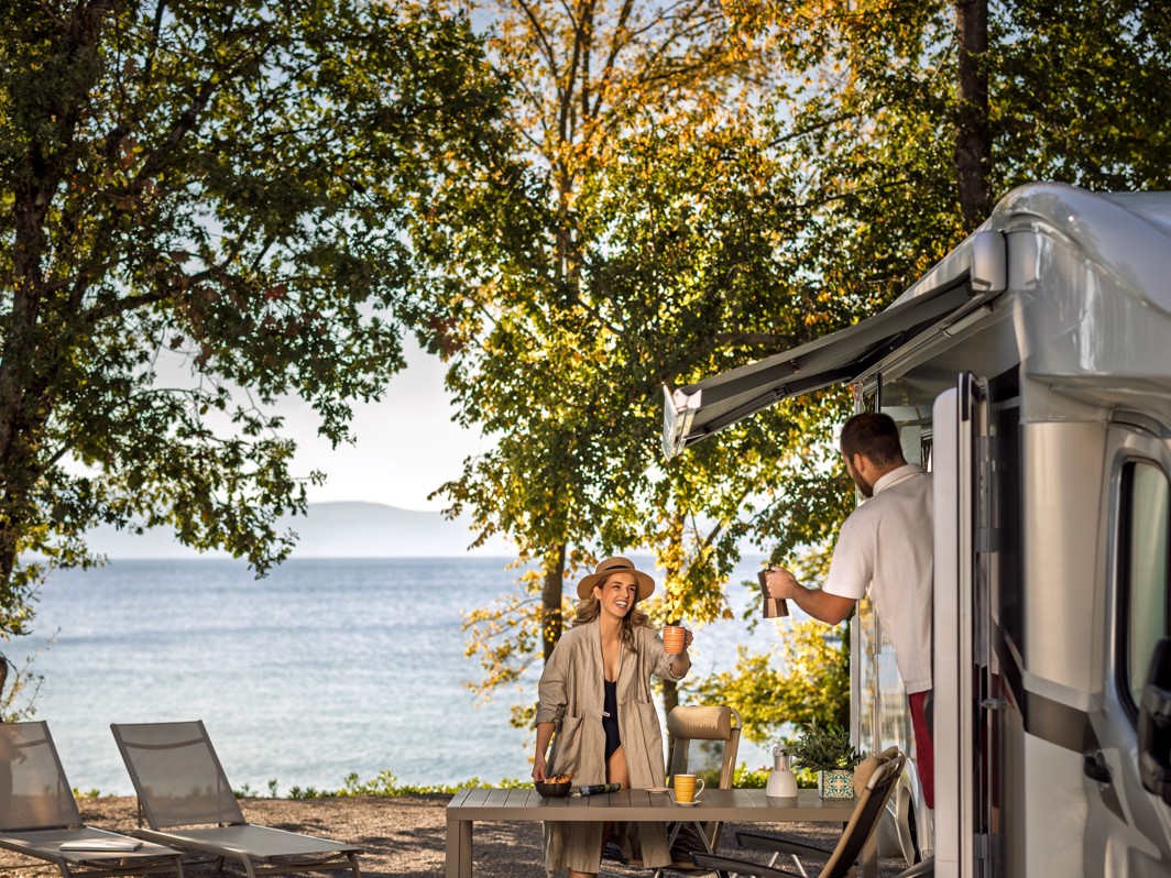 Lifestyle prizor bivanja na luksuzni kamp parceli ob morju z zasebnim bazenom v kampu Aminess