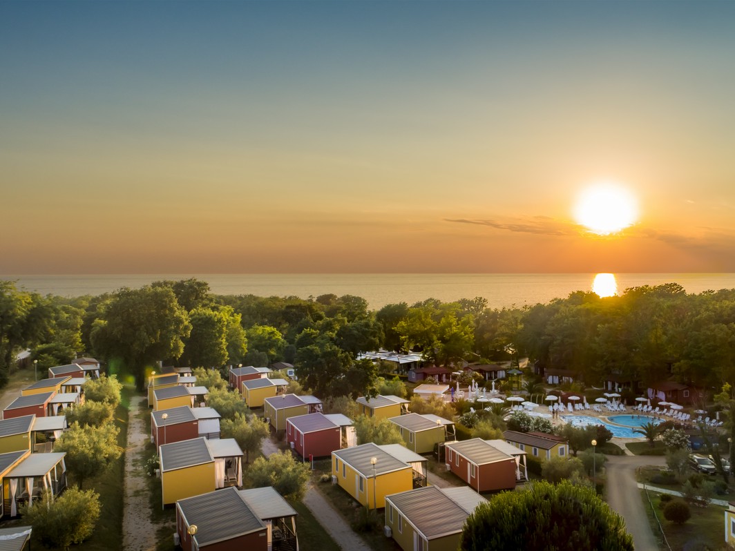 Pogled iz zraka na kuće za odmor i bazene u Aminess Planet Camping Maravea Resortu, Novigrad Hrvatska