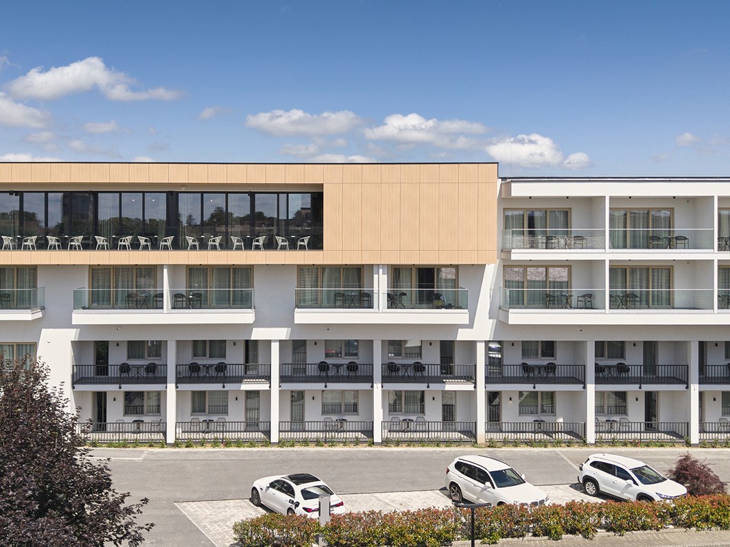 Buitenkant van Aminess hotel met moderne gevel en balkons