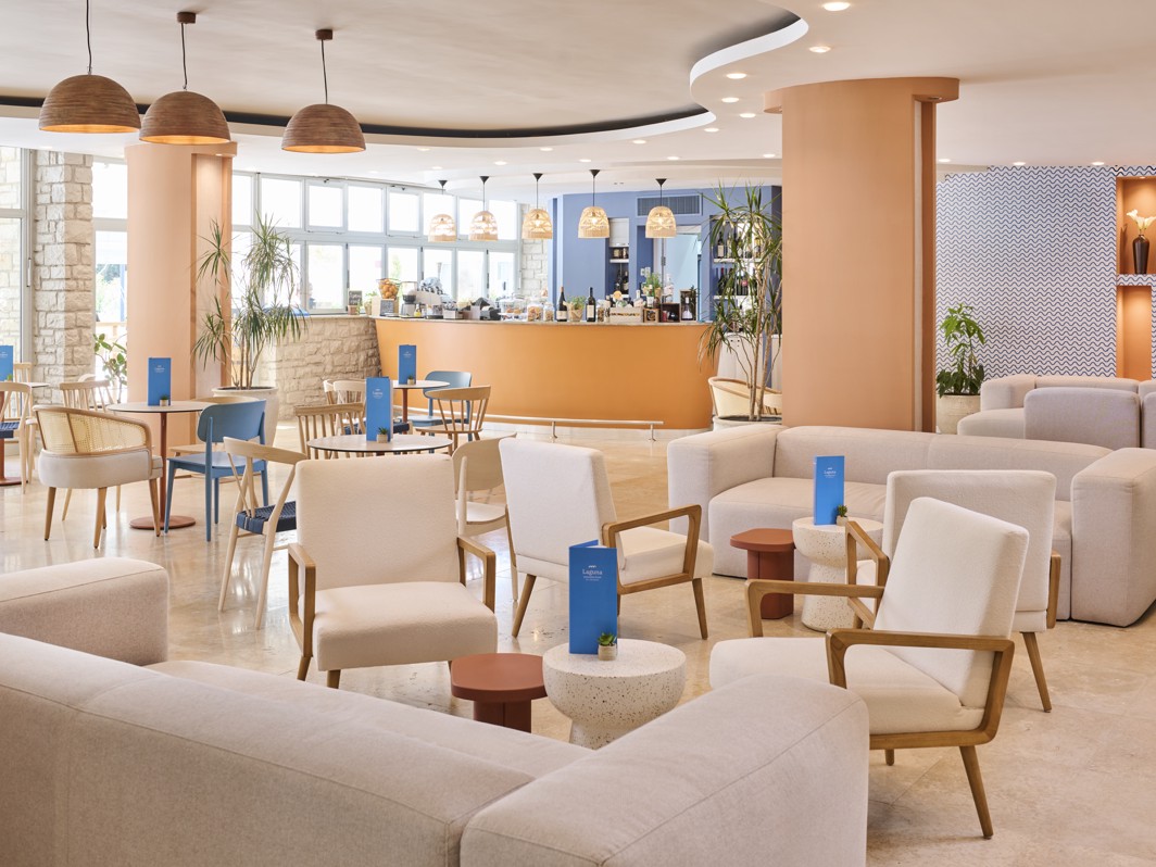 Koktel od voća pored bazena u Aminess Maradiso Hotel Laguna, Novigrad