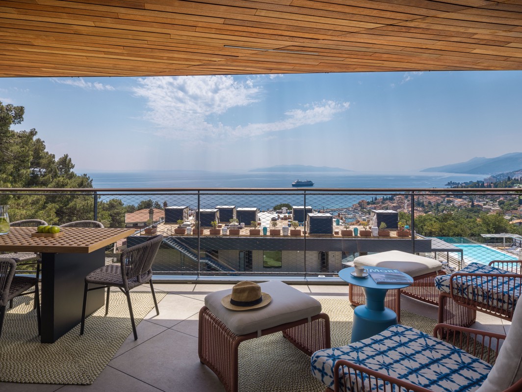 Terasa Aminess Vollo Residences s prostorom za sjedenje i pogledom na more.