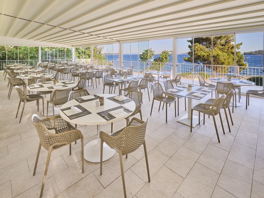 Restavracija Rondela terasa s pogledom na morski pogled s sodobno notranjo in zunanjo teraso v Aminess Maradiso Casa Bellevue.