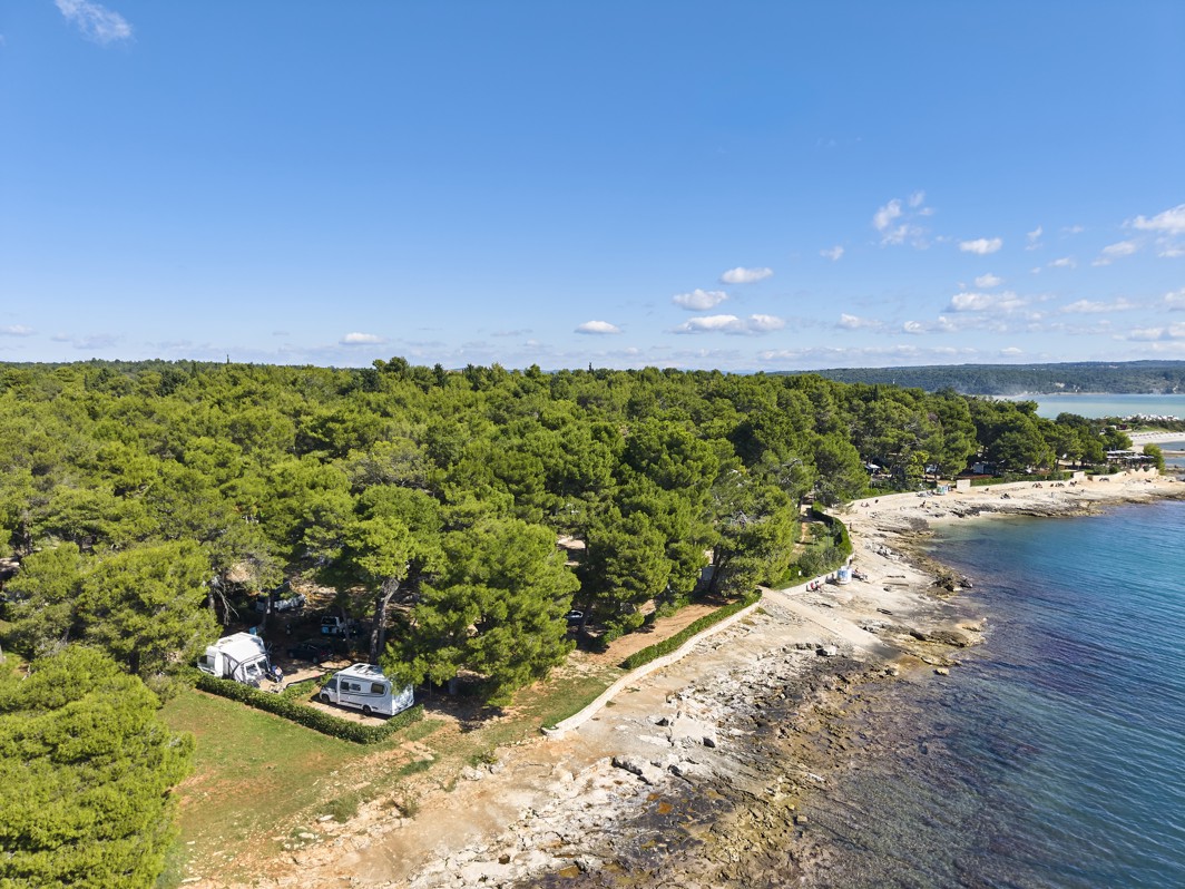 Panoramic view of the beach and sea at Aminess Planet Camping Sirena Holiday Homes in Novigrad, featuring crystal-clear water and a perfect spot for relaxation