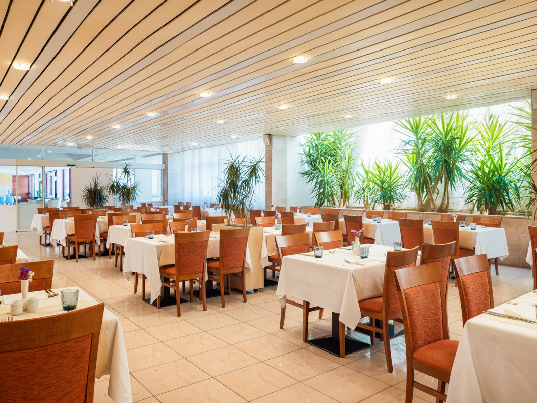 Restoran u Marko Polo Maradiso Hotel by Aminess, mjesto za uživanje u vrhunskim jelima i opuštenoj atmosferi.