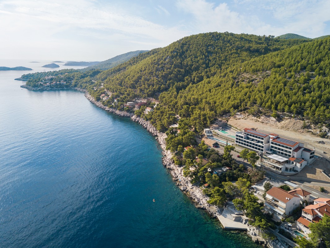 Zračni pogled na obalo in naravno okolico Aminess Alfir Resorta ob kristalno čistem morju