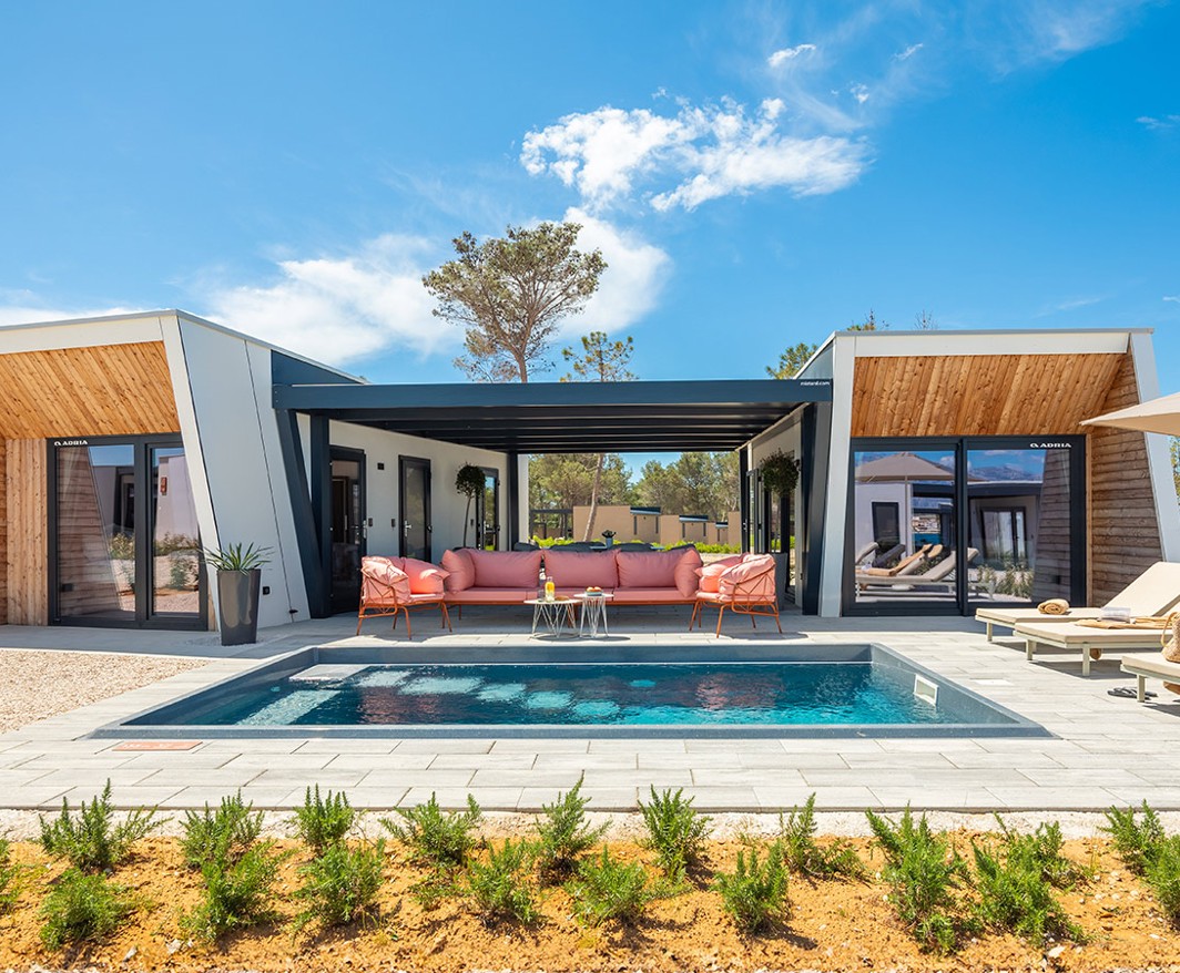 Pogled na modernu luksuznu glamping vilu s mora u Aminess Style Camping Avalona resortu.