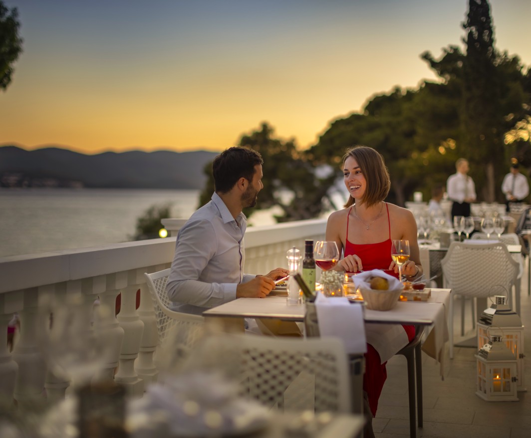 Par koji večera na modernoj i stilskoj terasi restorana Aminess Younique Bellevue Hotel.