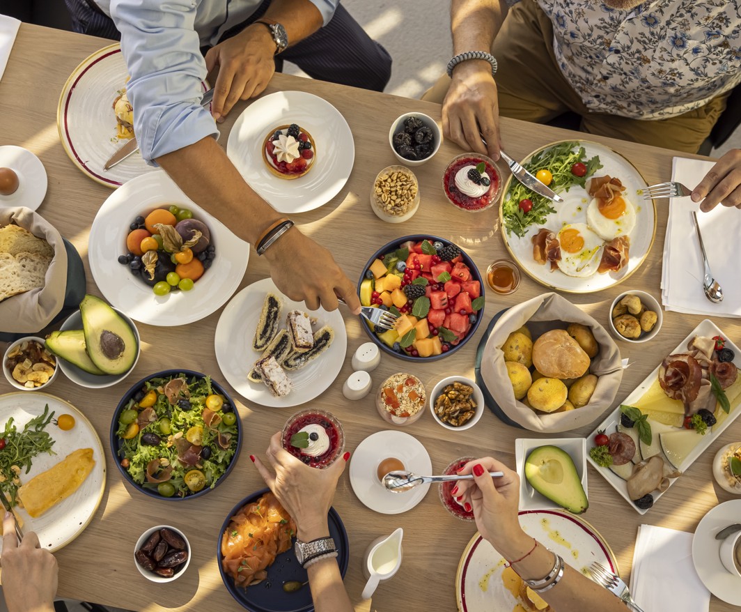 Reiches Hotelfrühstück mit einer Vielzahl an Gerichten im Rooftop-Restaurant The Above des Aminess Khalani Hotels in Makarska