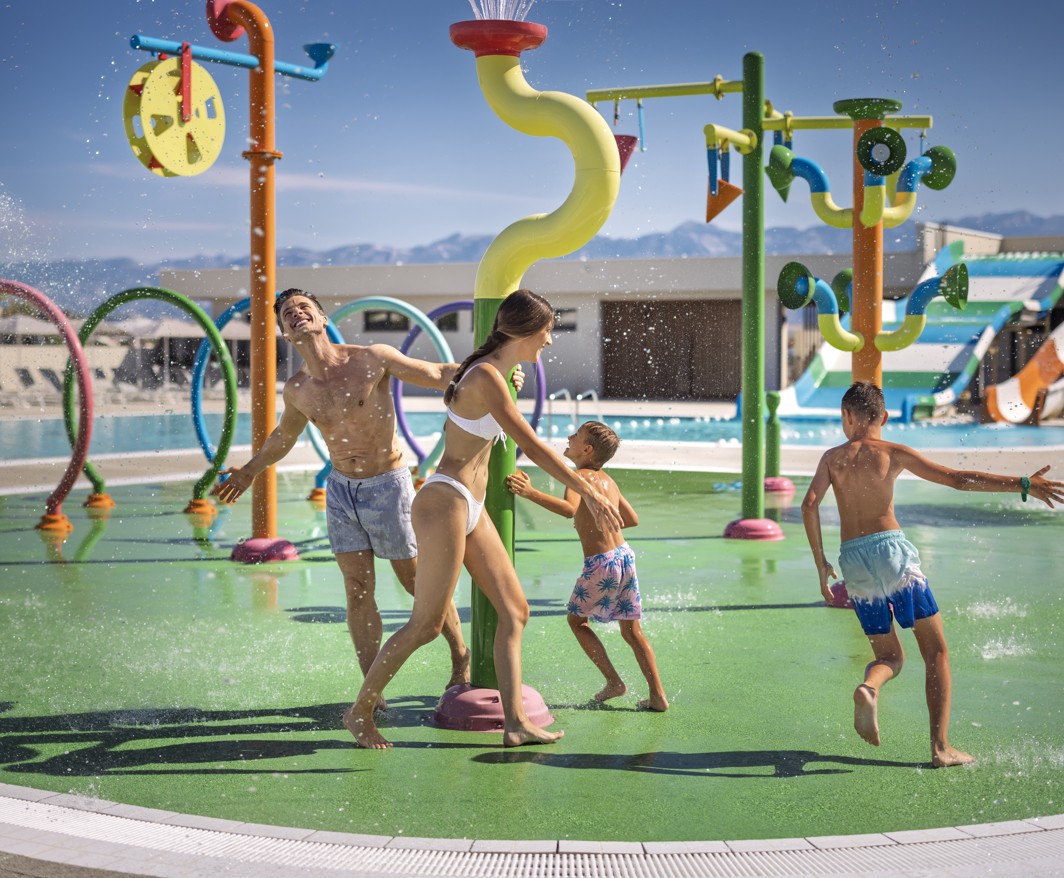 Familie genießt den Wasserpark im Avalona Resort auf der Insel Pag