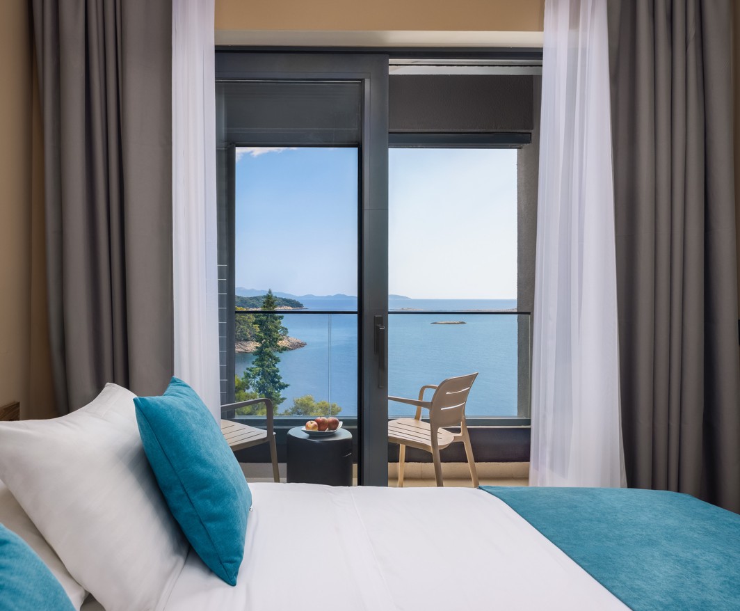 Klassieke tweepersoonskamer van Aminess Alfir Hotel met balkon en zeezicht.