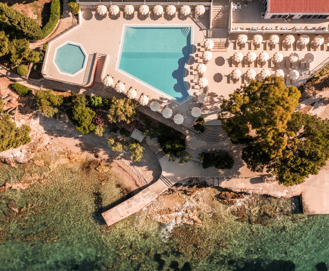 Prezentacja obejmuje basen, plażę i taras piano baru wewnątrz hotelu, w pobliżu Aminess Maradiso Bellevue Village.