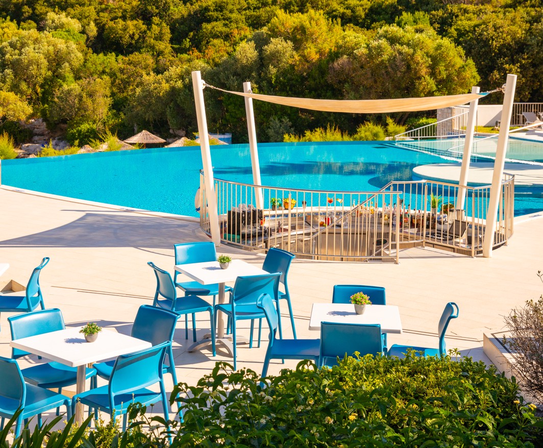 Sončna Pool Bar Argola v letovišču Aminess Vival Port9.