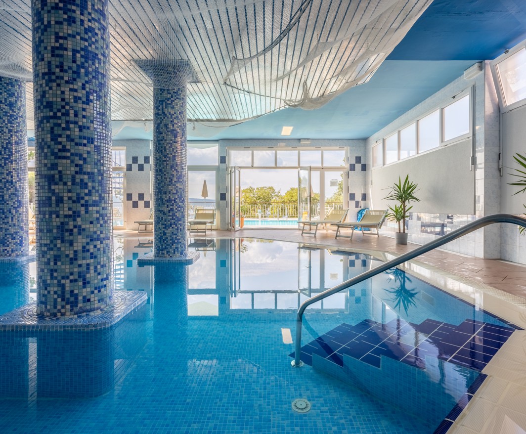 Unutarnji bazen u hotelu Mediteran Maradiso by Aminess, nudi opuštajuće iskustvo plivanja