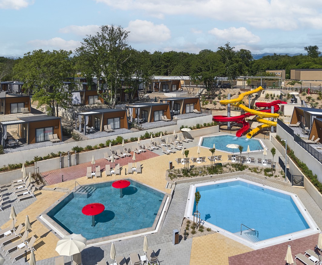 Complesso di piscine con scivoli e case mobili all'Aminess Atea Camping Resort.