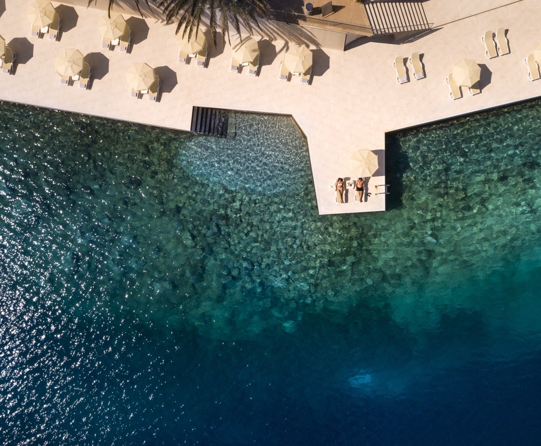 Par se sunča na plaži hotela Aminess Younique Lume na otoku Korčuli u Hrvatskoj.