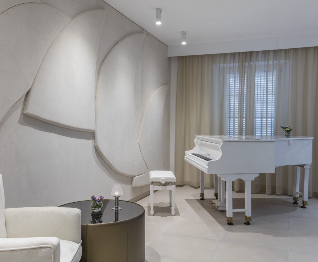 Piano bar in elegant white pallete within the hotel nearAminess Maradiso Bellevue Village.