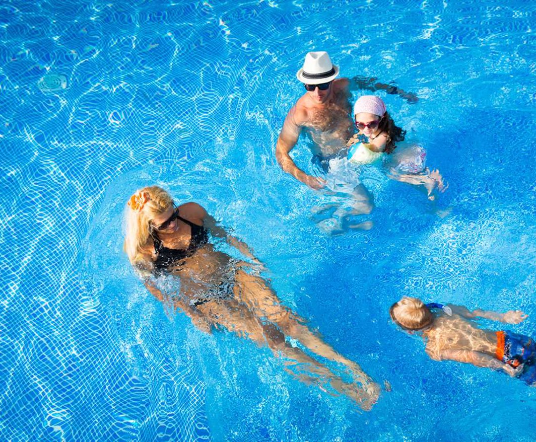 Familie entspannt im Pool im Aminess Planet Camping Maravea Resort, Novigrad Kroatien