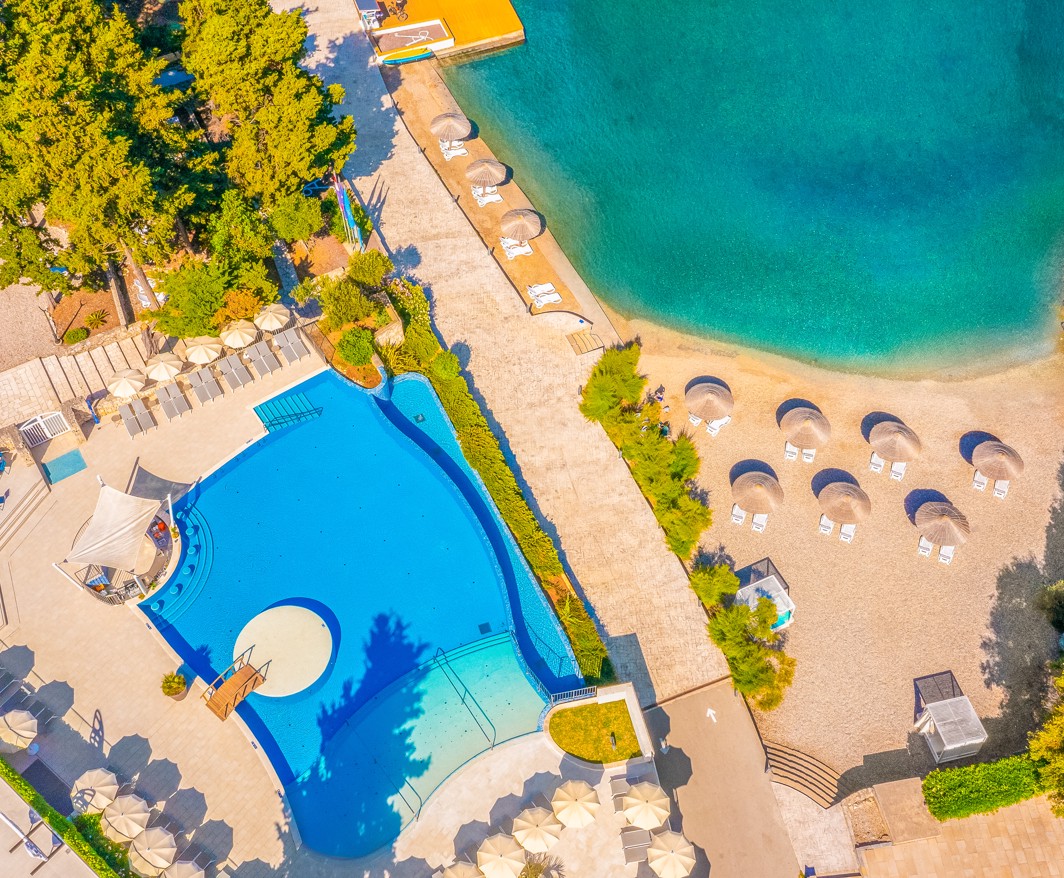 Zračni pogled na bazen in plažo v letovišču Aminess Vival Port9.