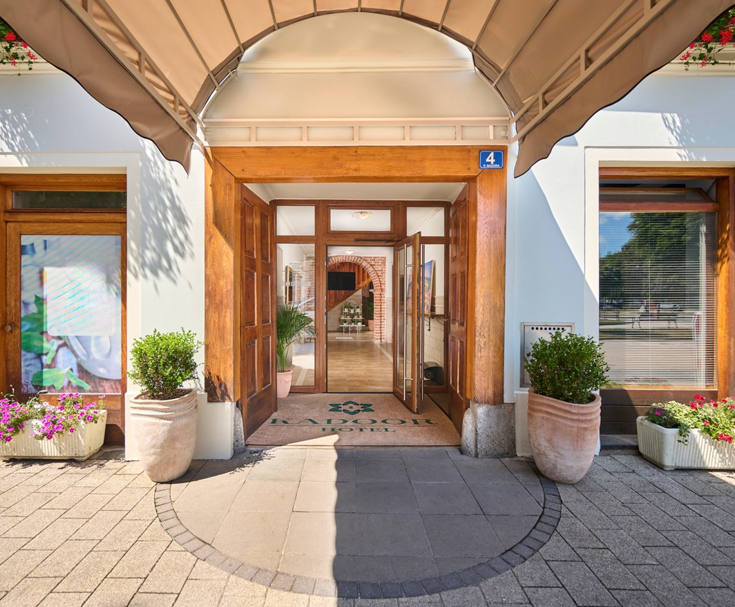 Ingresso dell hotel Aminess a Karlovac con tettoia e fiori curati
