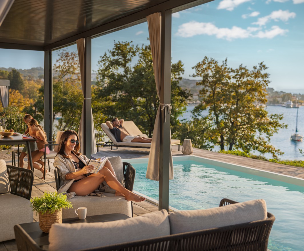 Amber Sea Luxury Holiday Home s privatnim bazenom i pogledom na more u Aminess camping resortu, idealna za miran i luksuzan odmor