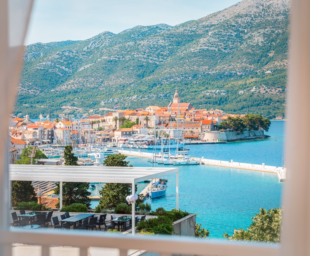 Pogled na stari grad Korčulu kroz prozor u Maradiso Marko Polo by Aminess.