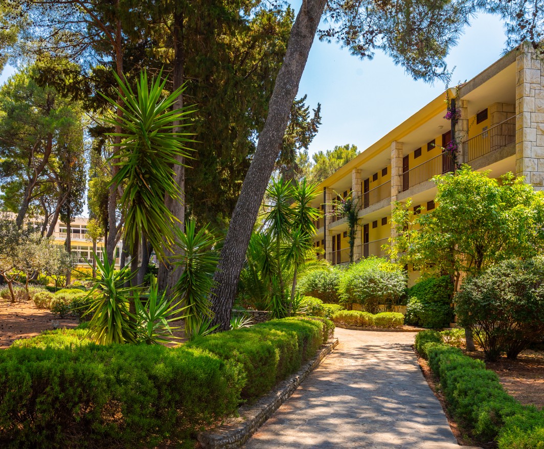 Eksterijer zgrade Aminess Vival Casa Velaris na Braču okružen mediteranskim vrtom i borovima