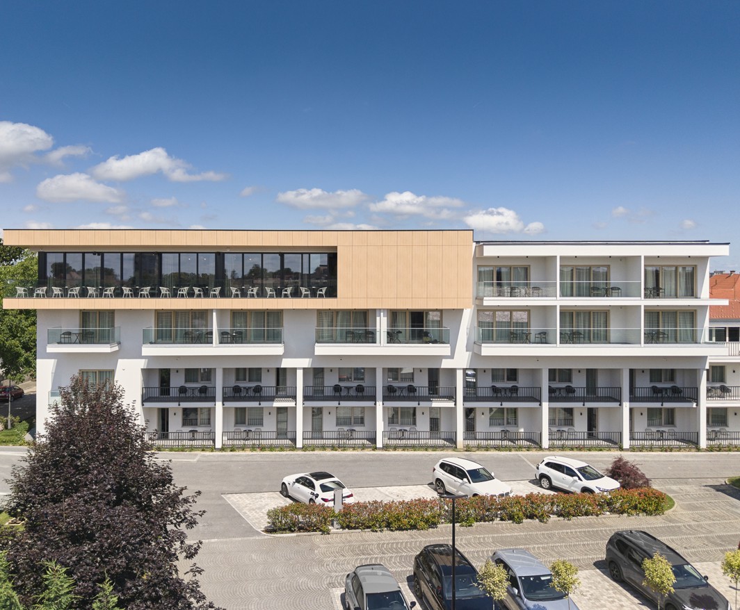 Aussenansicht des Aminess Hotels mit moderner Fassade und Balkonen