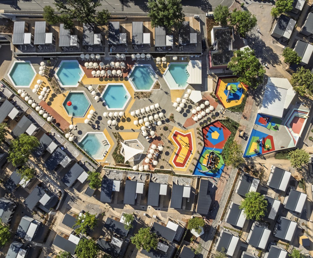 Complesso di piscine visto dall’alto all’Aminess Style Camping Atea Resort