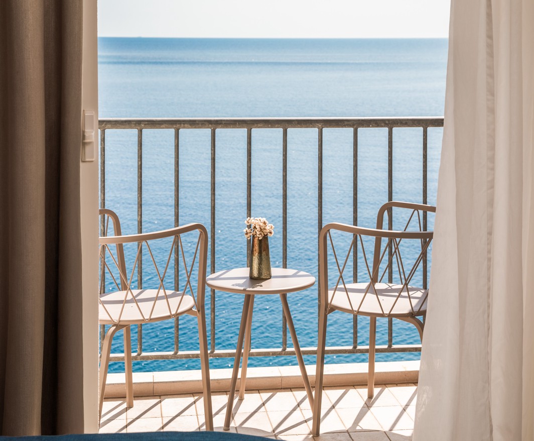 Balkon s pogledom na more i stolićem za kavu u Aminess Lume hotelu