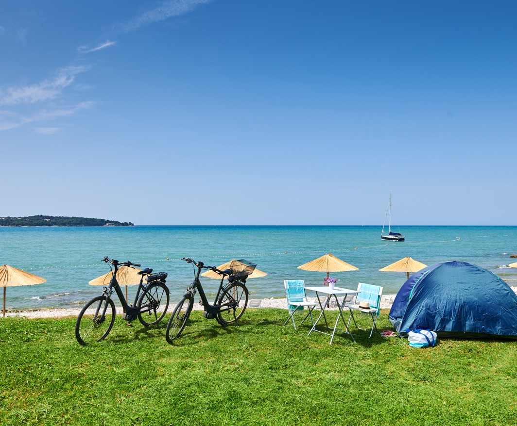 Fietsen bij het strand bij Aminess Planet Camping Sirena, Novigrad