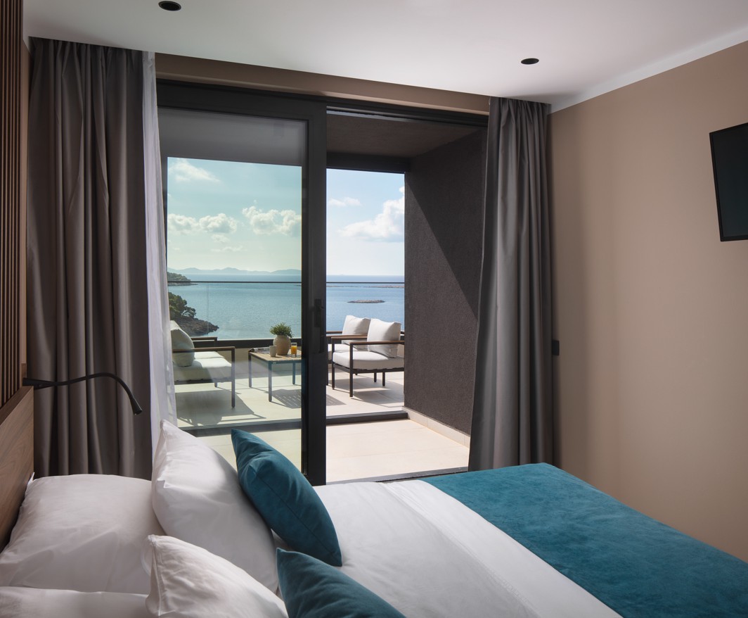 Moderne kamer in Aminess Alfir Resort met tweepersoonsbed, toegang tot het terras en open uitzicht op zee in een comfortabele mediterrane sfeer