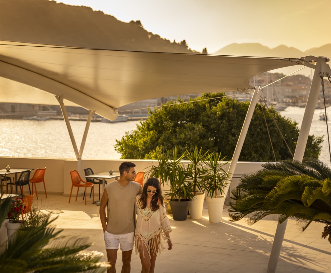 Coppia che si diverte sulla terrazza del ristorante dell'Aminess Younique Liburna Hotel vicino al centro storico di Korcula.